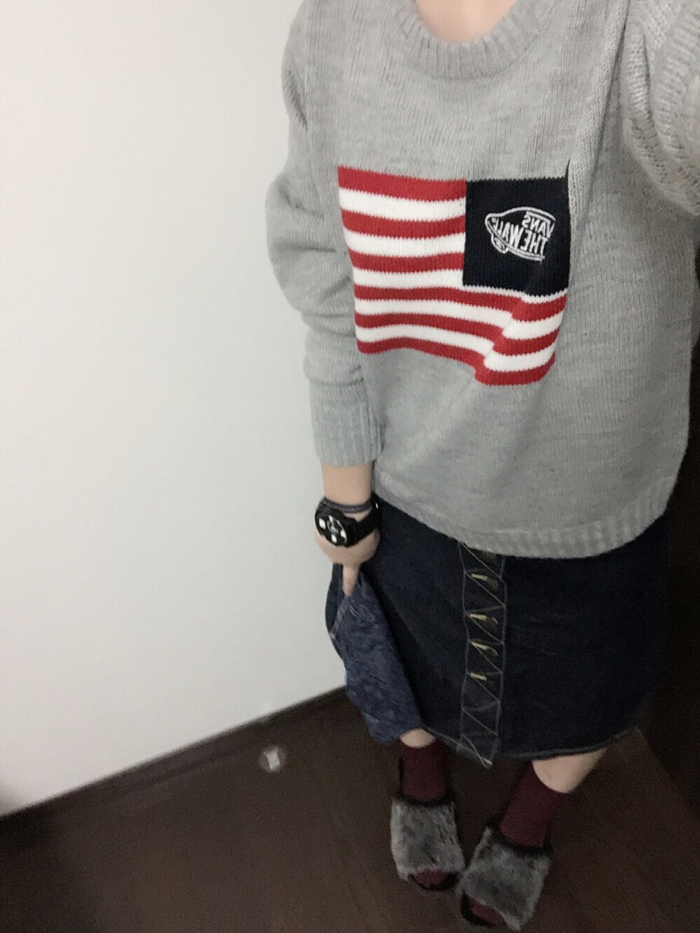 「休日スタイル、デニム、秋のコーデ、VANS、ニット、ボルドー靴下、ファーサンダル」｜「VANSのSK8OTW Flag Crew Knit（ニット/セーター、グレー系）」を使った、ふくちゃんさん（レディース・162cm）の秋コーディネートの1枚目の写真