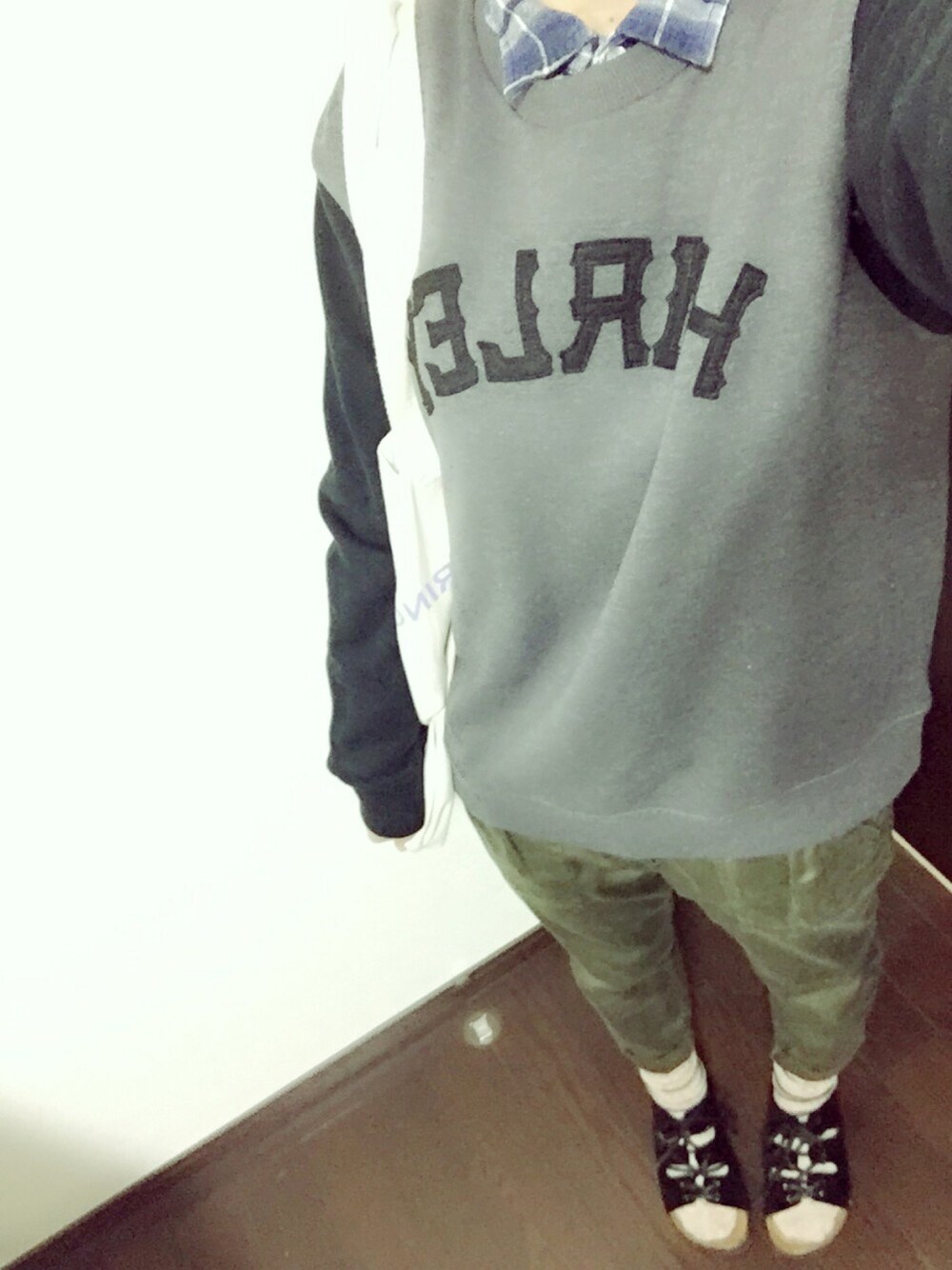 ブルー系のシャツ/ブラウス、ブラック系のスウェット、グリーン系のカーゴパンツを着用したレディースの冬コーディネートの1枚目の写真