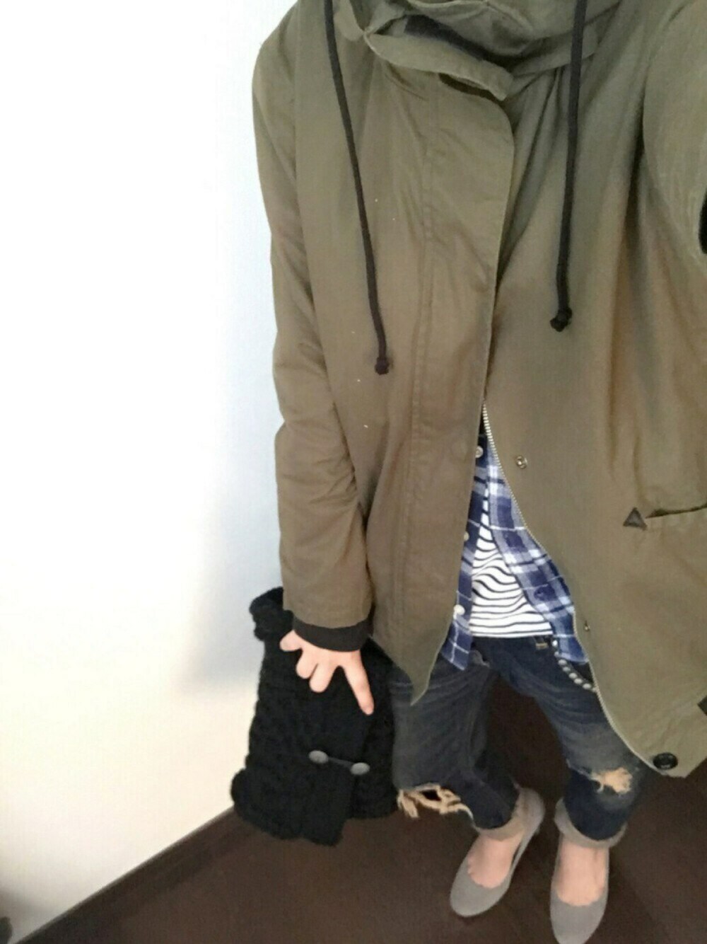 グリーン系のモッズコート、ブルー系のシャツ/ブラウス、ホワイト系のTシャツ/カットソーを着用したレディースの冬コーディネートの1枚目の写真