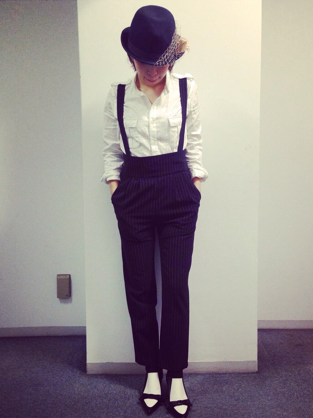 ブラック系のブーティを着用したレディースの秋コーディネートの1枚目の写真