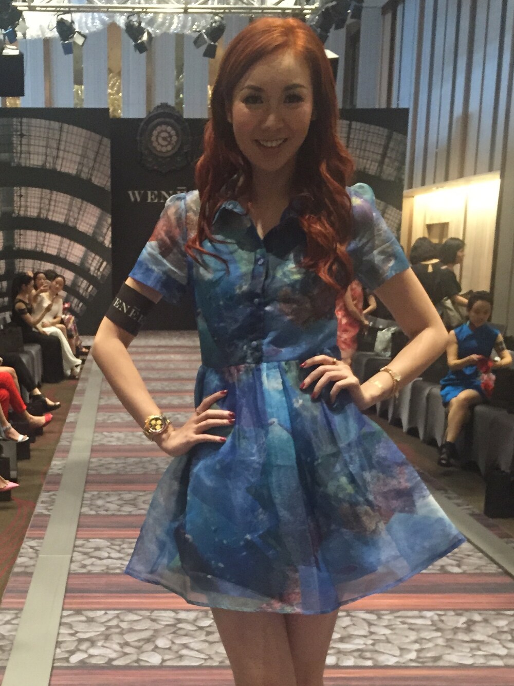 ブルー系のドレスを着用したレディースの春コーディネートの1枚目の写真