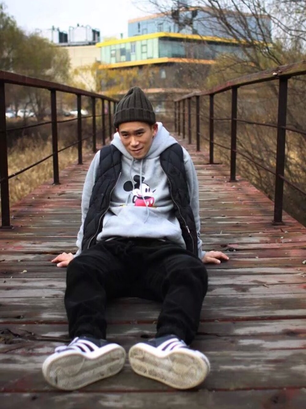 「mickey、paddingvest、jogger pants、MTM、adidas、pants、outer、daily look、dailylook」｜「adidasのアイテム（スニーカー、ブラック系）」を使った、gutee / chic-upさん（メンズ・173cm）の冬コーディネートの1枚目の写真