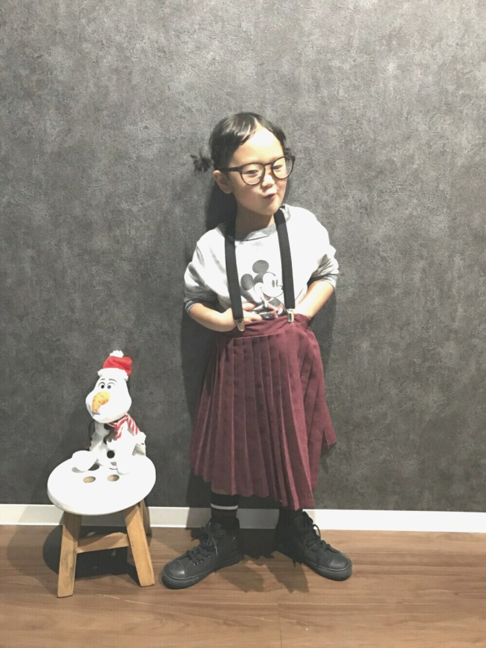 「肉を食らう乙女の日、朝から肉食系女子、ディズニーバトン😃、プリーツスカート、サスペンダー」｜「UNIQLOのアイテム（スウェット、グレー系）」を使った、になこ＊さん（キッズ・100cm）の秋コーディネートの1枚目の写真