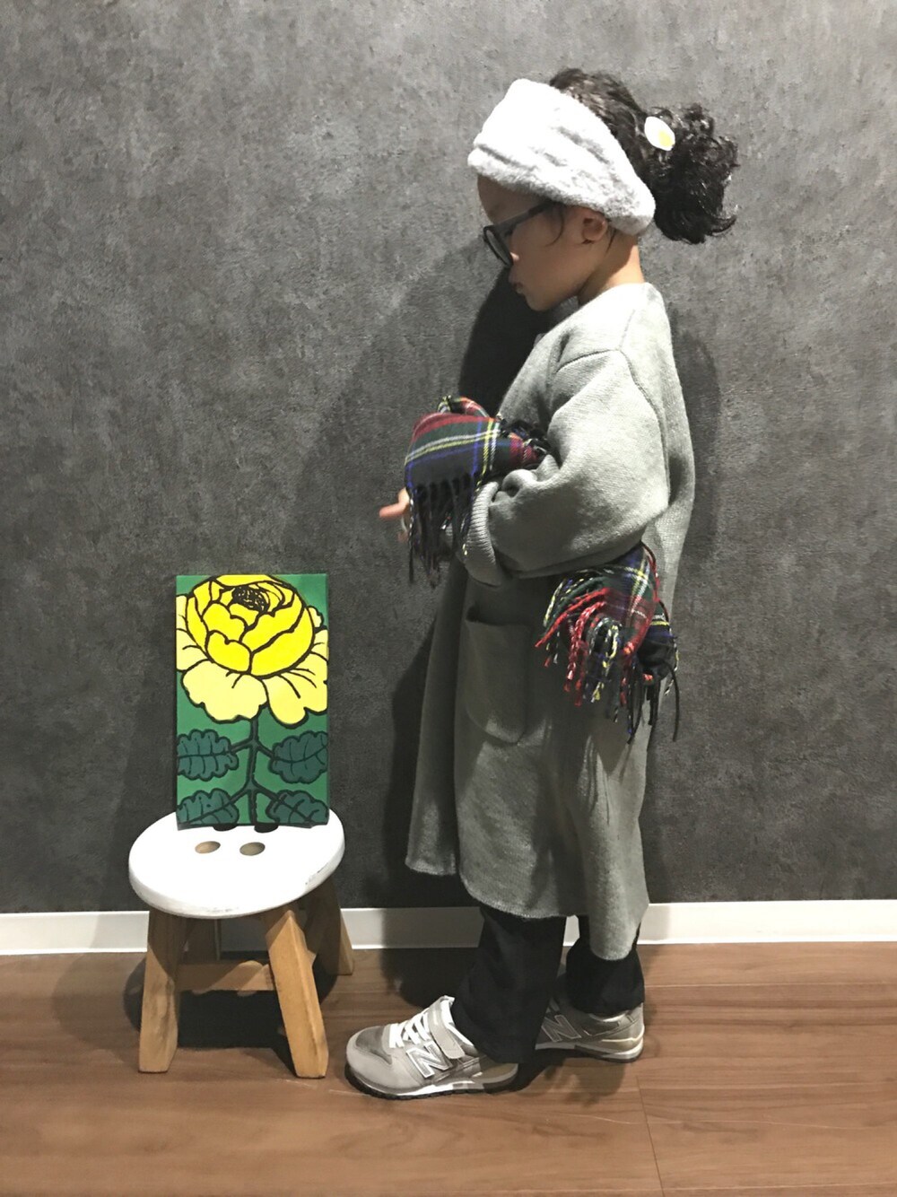 「ボーダー巻き巻きフェス、ロングカーディガン、スヌード、めがね、スニーカー、ビックシルエット」｜「GUのアイテム（ヘアバンド、グレー系）」を使った、になこ＊さん（キッズ・100cm）の冬コーディネートの1枚目の写真