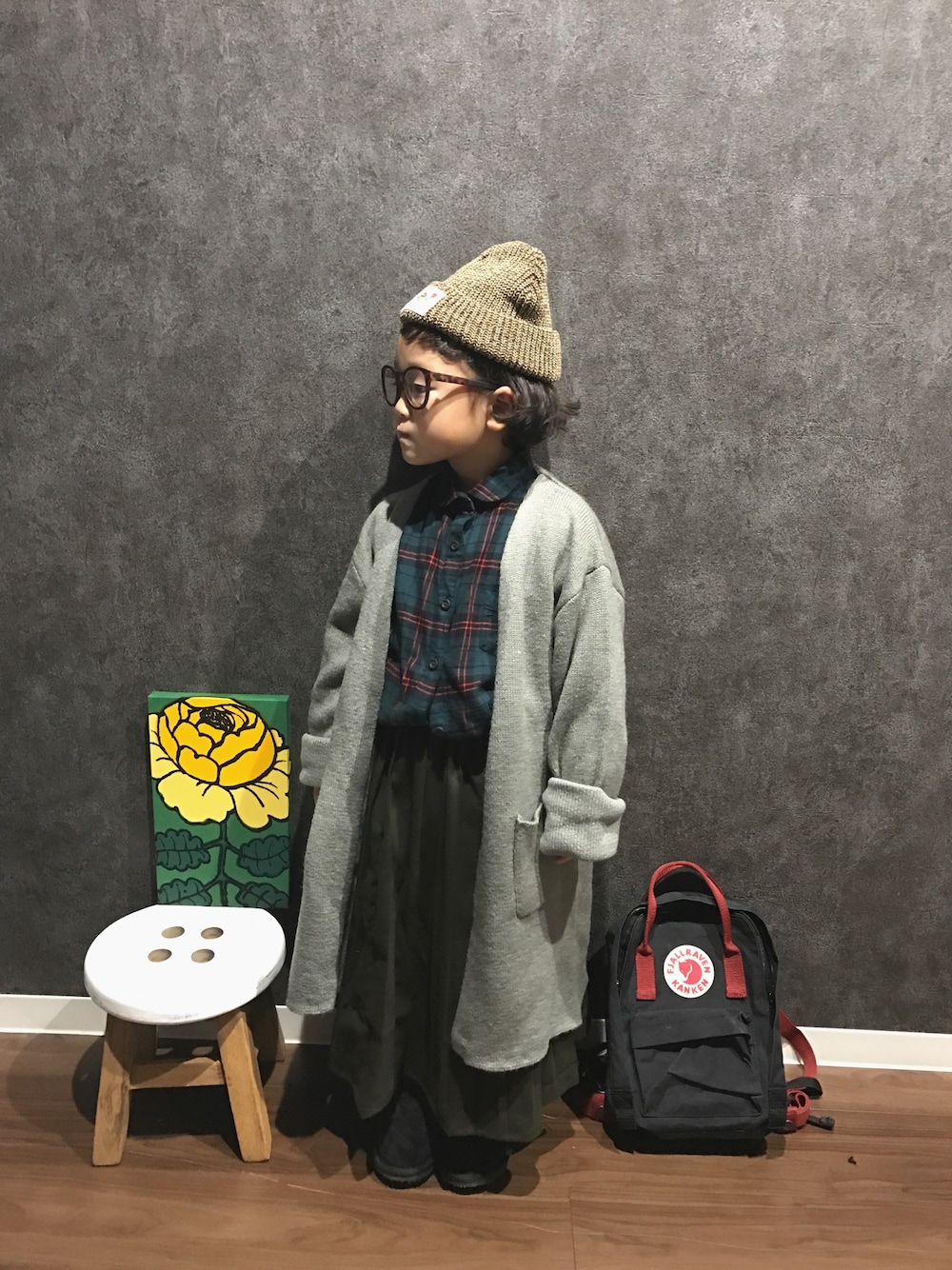 「ビッグシルエット、カーキ、めがね、チェックシャツ」｜「CIAOPANIC TYPYのキッズアゼ編みニットワッチ（ニットキャップ/ビーニー、ブラウン系）」を使った、になこ＊さん（キッズ・100cm）の冬コーディネートの1枚目の写真