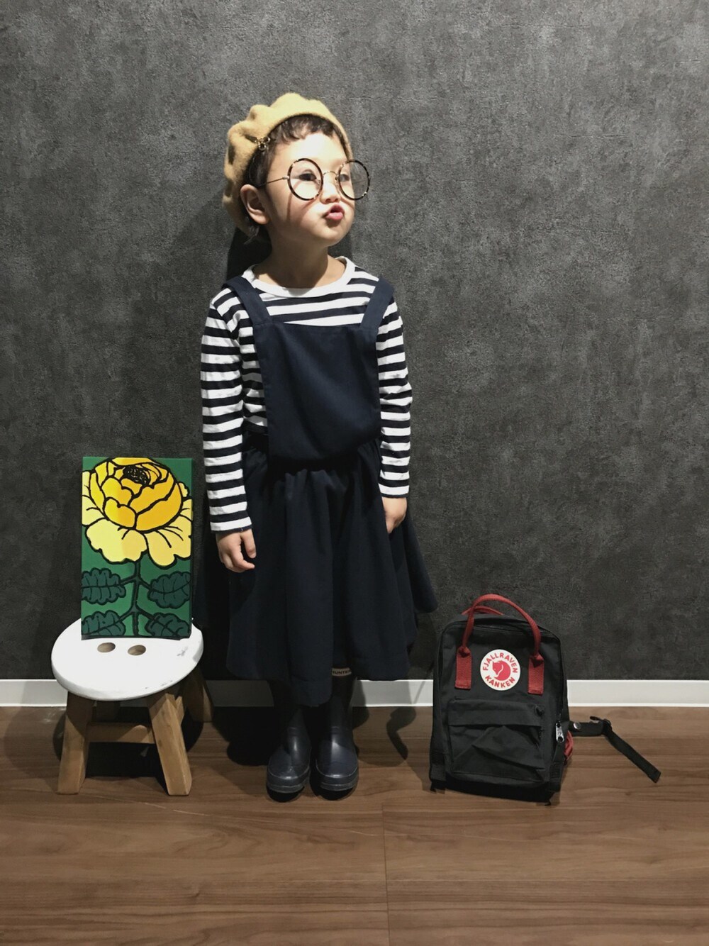 「エプロンワンピース、ボーダー、ながぐつ、女の子コーデ、ベレー帽、めがね」｜「楽天のアイテム（ハンチング/ベレー帽、ベージュ系）」を使った、になこ＊さん（キッズ・100cm）の冬コーディネートの1枚目の写真