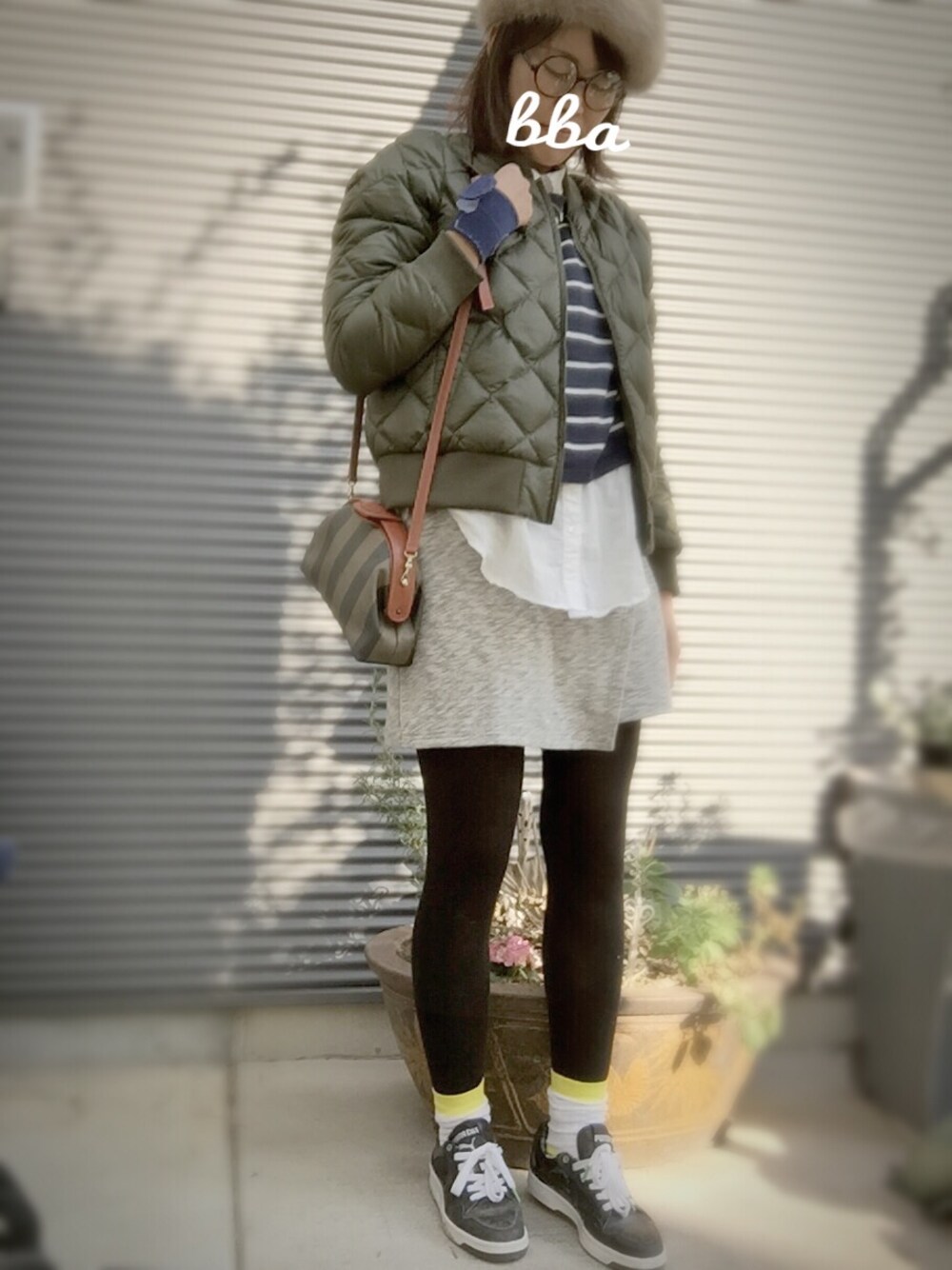 「ボーダー、ボーダーニット、白シャツ、スニーカー、めがね」｜「UNIQLOのアイテム（ダウンジャケット/コート、グリーン系）」を使った、AC ACさん（レディース・165cm）の冬コーディネートの1枚目の写真