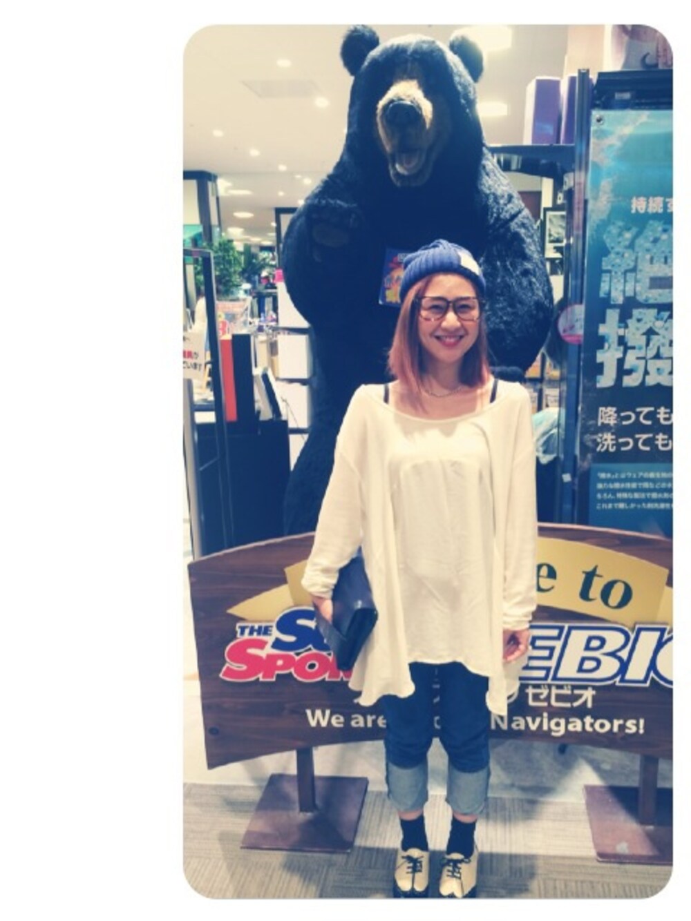 「デニム、デニムパンツ、クラッチバッグ、ZARA、SLY LANG、R&E、AZUL by moussy」｜「AZULのアイテム（Tシャツ/カットソー、ホワイト系）」を使った、Tomokaさん（レディース・152cm）の秋コーディネートの1枚目の写真
