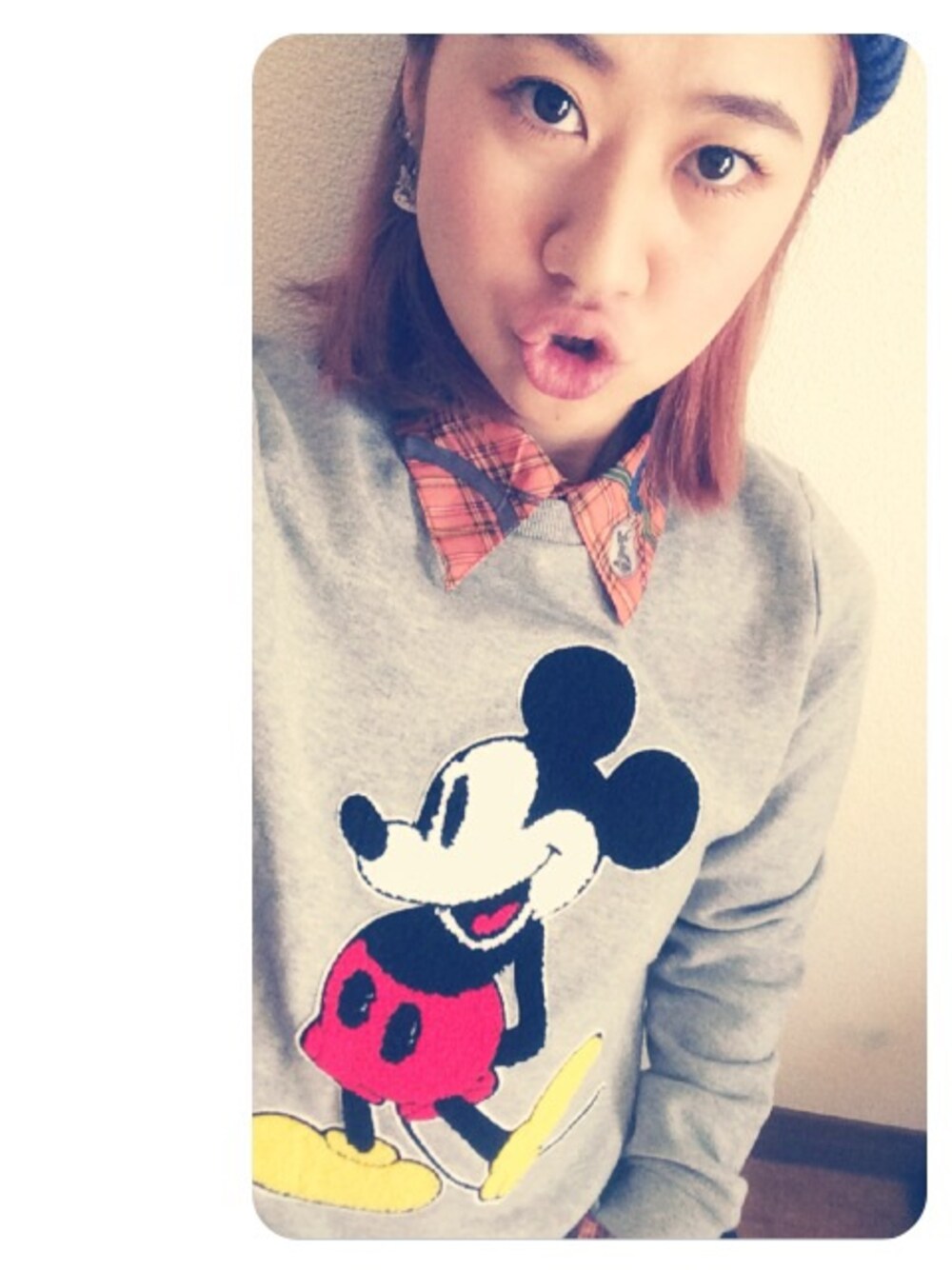 「mickey、rodeo crowns、スウェット、ANAP、SLY LANG」｜「ANAPのアイテム（シャツ/ブラウス、オレンジ系）」を使った、Tomokaさん（レディース・152cm）の秋コーディネートの1枚目の写真