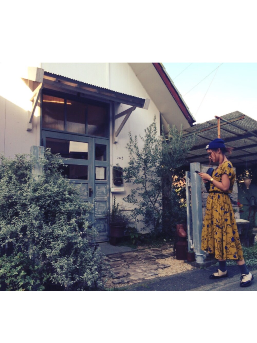 「ワンピース、ワンピーススタイル、ニット帽、ZARA、セールで買いました、女子コーデ、からしいろ、カフェ」｜「ZARAのアイテム（ワンピース、イエロー系）」を使った、Tomokaさん（レディース・152cm）の秋コーディネートの1枚目の写真