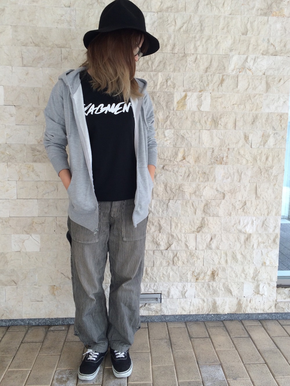 グレー系のその他トップス、ブラック系のTシャツ/カットソー、ブラック系のその他パンツを着用したレディースの秋コーディネートの1枚目の写真