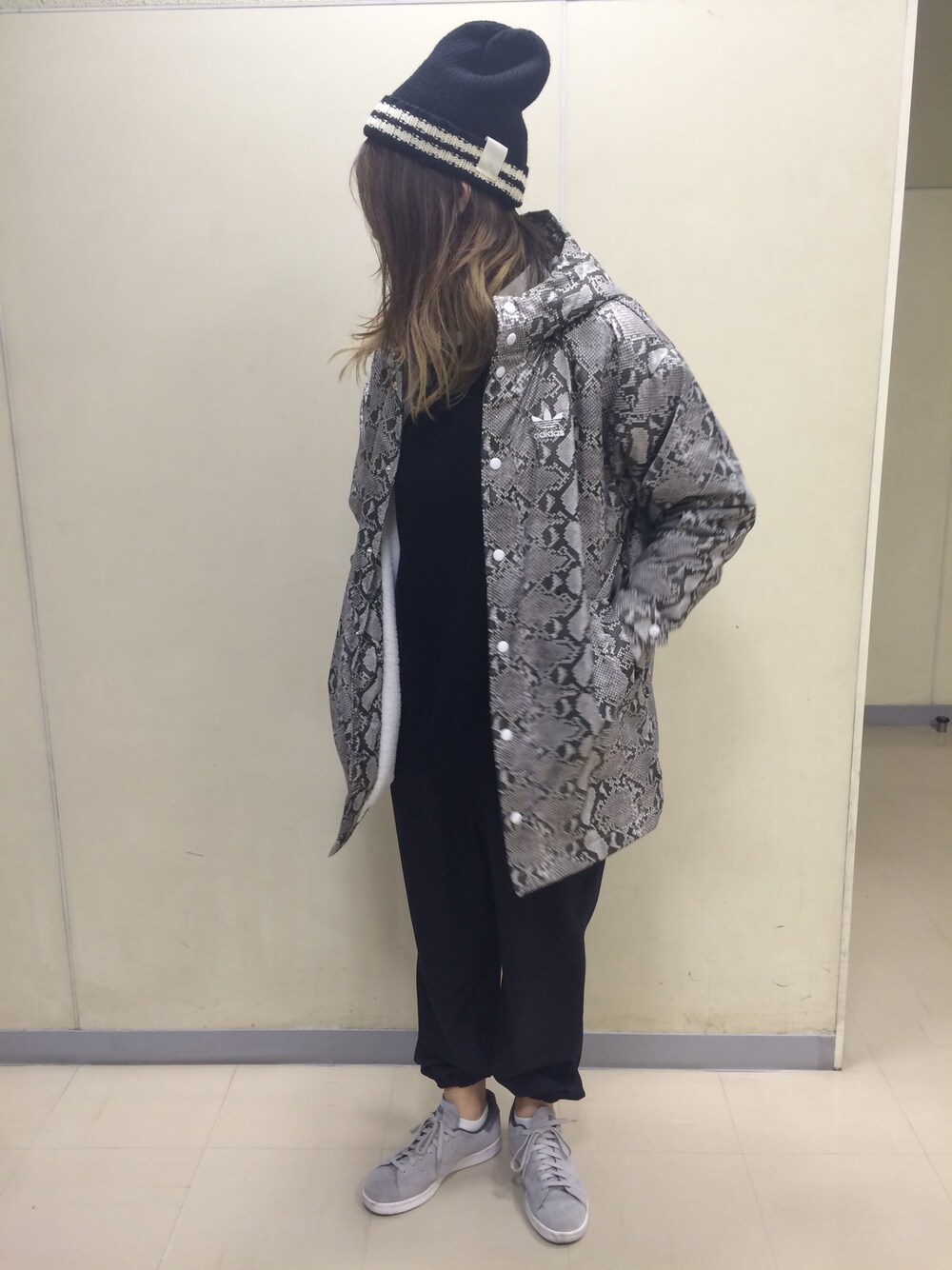 「NHOLLYWOOD、エヌハリウッド、adidas、URU、HYKE、HYKE×adidas、whitemountaineering」｜「N.HOOLYWOODのアイテム（ニットキャップ/ビーニー、ブラック系）」を使った、Nさん（レディース・163cm）の冬コーディネートの1枚目の写真