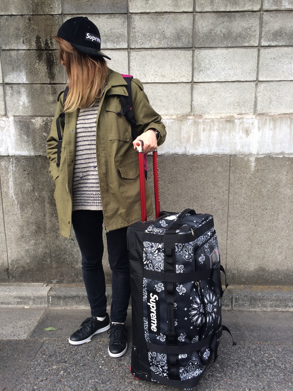 「supreme、TAKAHIROMIYASHITA The SoloIst. 、HYKE、HYKE×adidas、Nudie jeans」｜「Supreme のアイテム（キャップ、ブラック系）」を使った、Nさん（レディース・163cm）の冬コーディネートの1枚目の写真