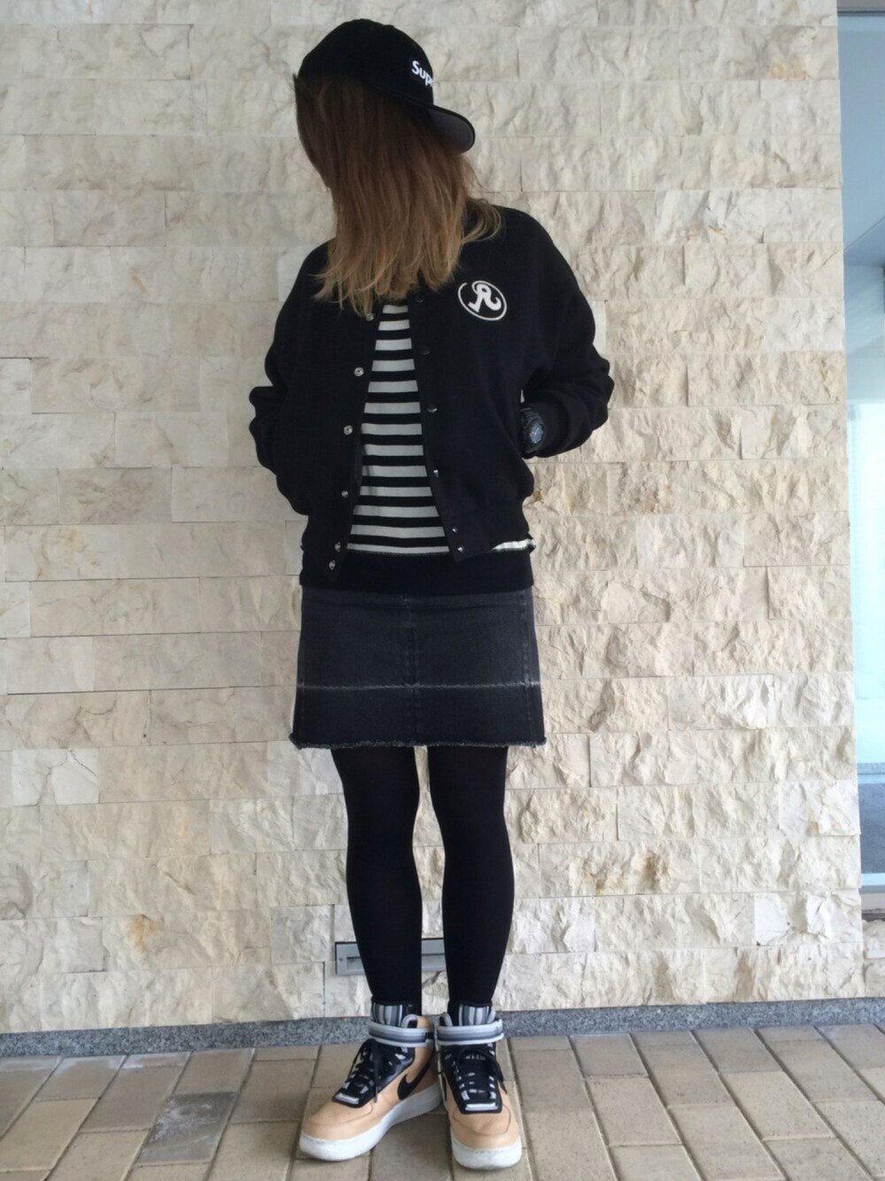 「supreme、Richardson、NHOLLYWOOD、MM6、NIKE、RICCARDO TISCI」｜「Supreme のアイテム（キャップ、ブラック系）」を使った、Nさん（レディース・163cm）の冬コーディネートの1枚目の写真