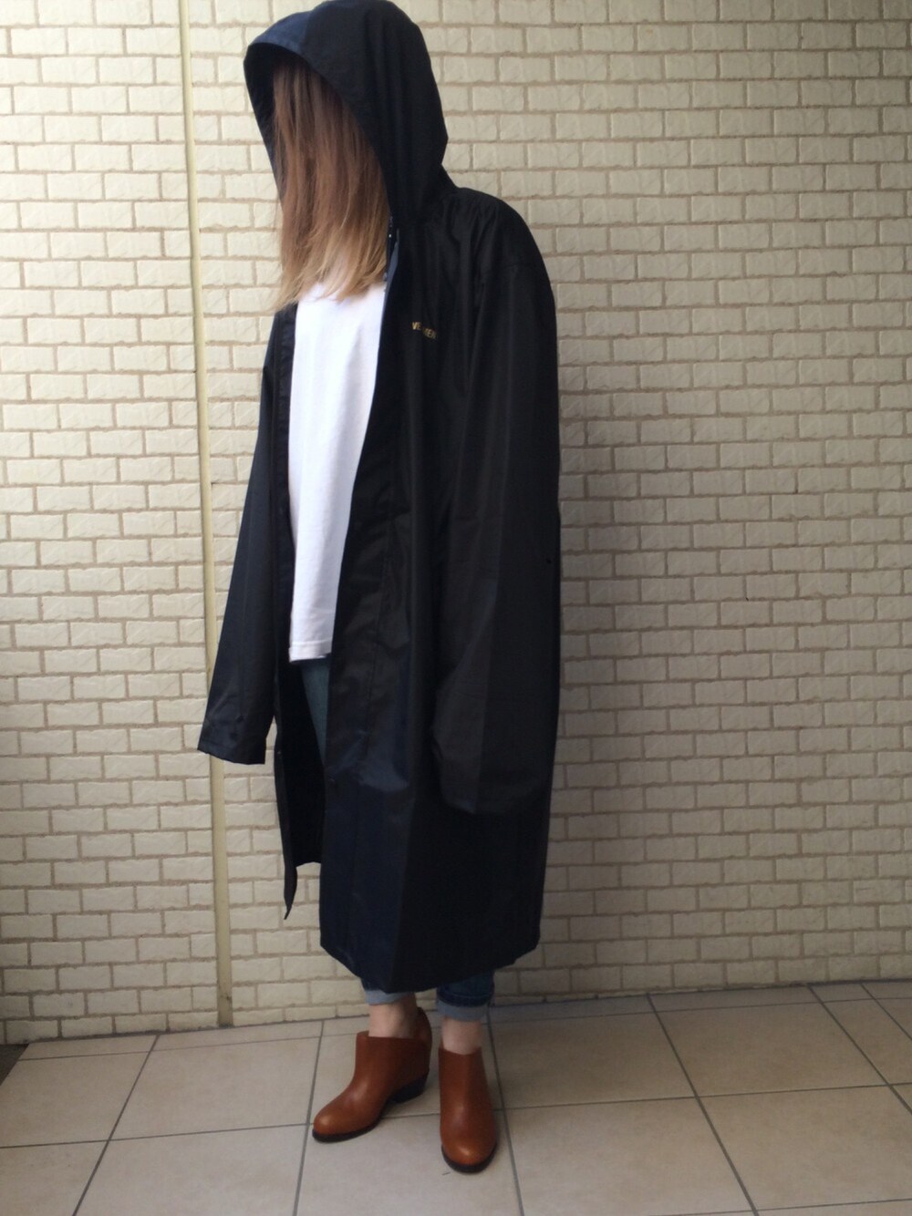 「vetements、Richardson、APC、MM6、レインコート」｜「VETEMENTSのアイテム（ジャケット/アウター、ブラック系）」を使った、Nさん（レディース・163cm）の春コーディネートの1枚目の写真