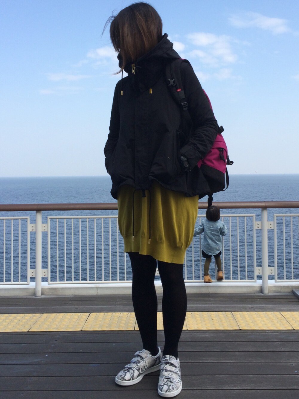 「THERERACS、Maison Martin Margiela、supreme、HYKE×adidas」｜「Supreme のアイテム（バックパック/リュック、ピンク系）」を使った、Nさん（レディース・163cm）の春コーディネートの1枚目の写真