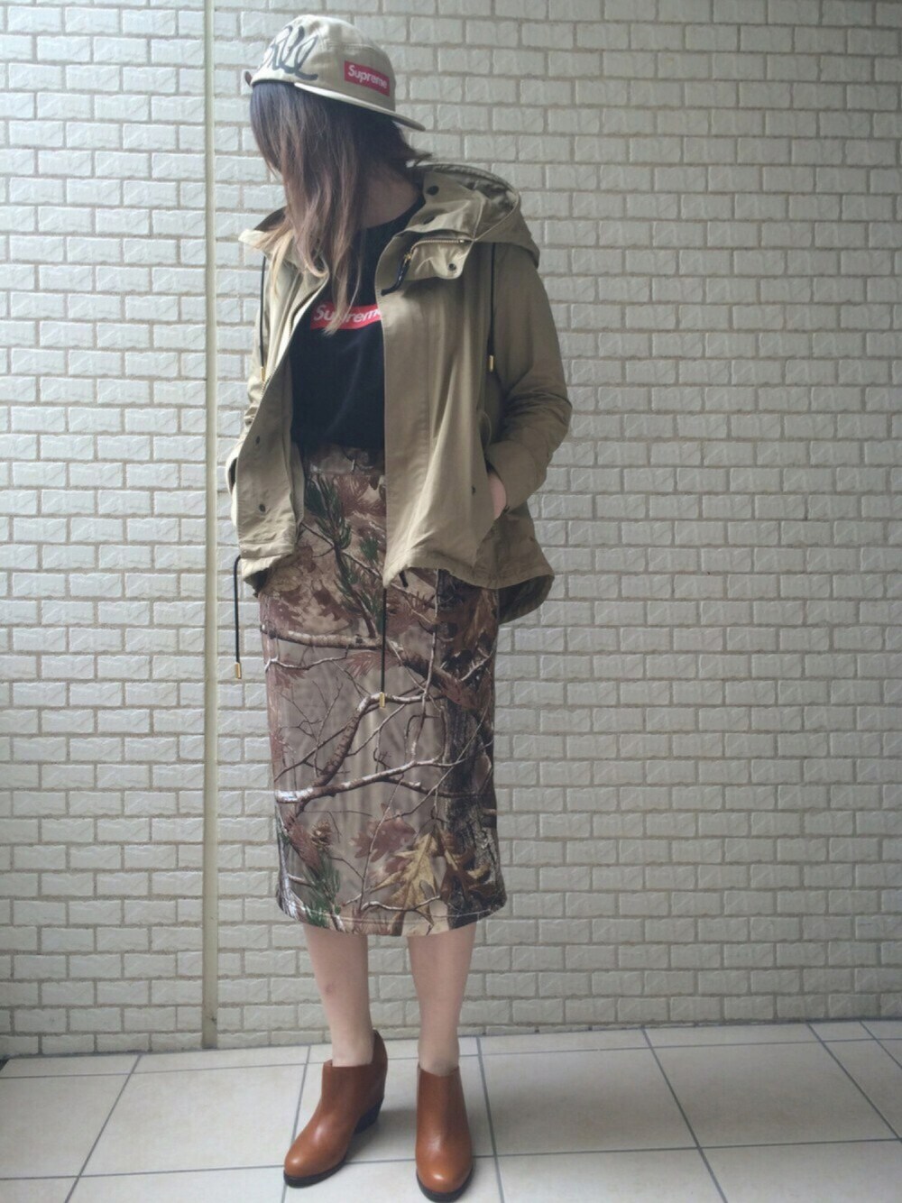 「supreme、THERERACS、HYKE、MM6」｜「Supreme のアイテム（キャップ、ベージュ系）」を使った、Nさん（レディース・163cm）の春コーディネートの1枚目の写真