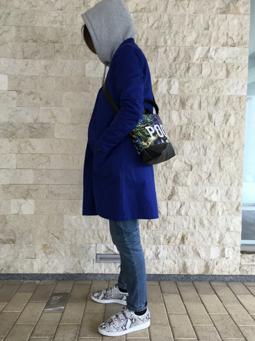 「supreme、HYKE、thePOOL aoyama」｜「Supreme のアイテム（パーカー、グレー系）」を使った、Nさん（レディース・163cm）の春コーディネートの1枚目の写真