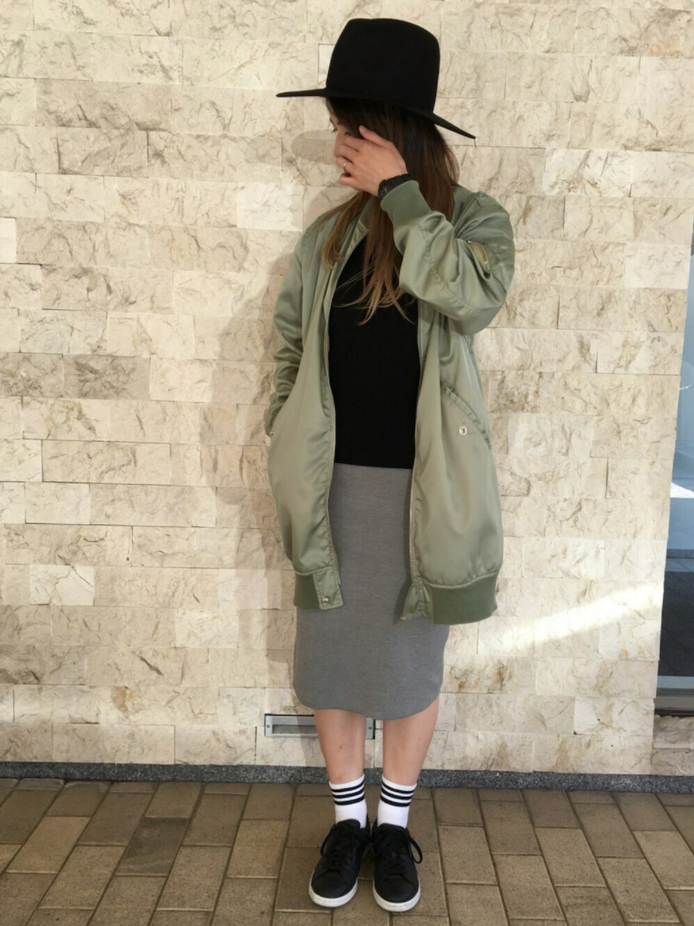 「UNUSED、MM6、HYKE、HYKE×adidas」｜「UNUSEDのアイテム（ハット、ブラック系）」を使った、Nさん（レディース・163cm）の春コーディネートの1枚目の写真