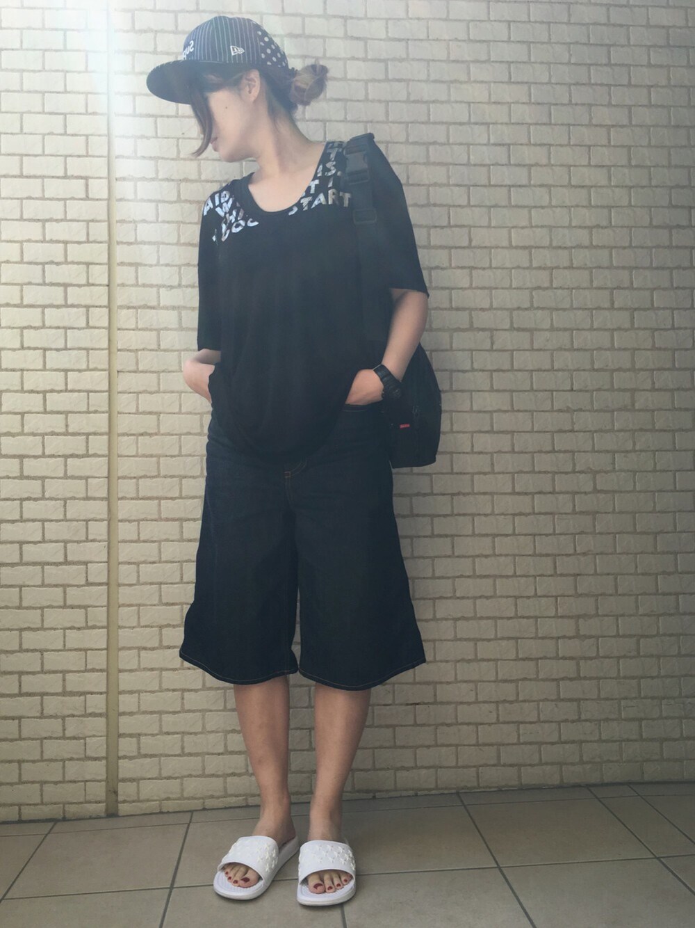 「supreme、Martin Margiela、THERERACS、NIKE」｜「Supreme のアイテム（キャップ、ブラック系）」を使った、Nさん（レディース・163cm）の春コーディネートの1枚目の写真