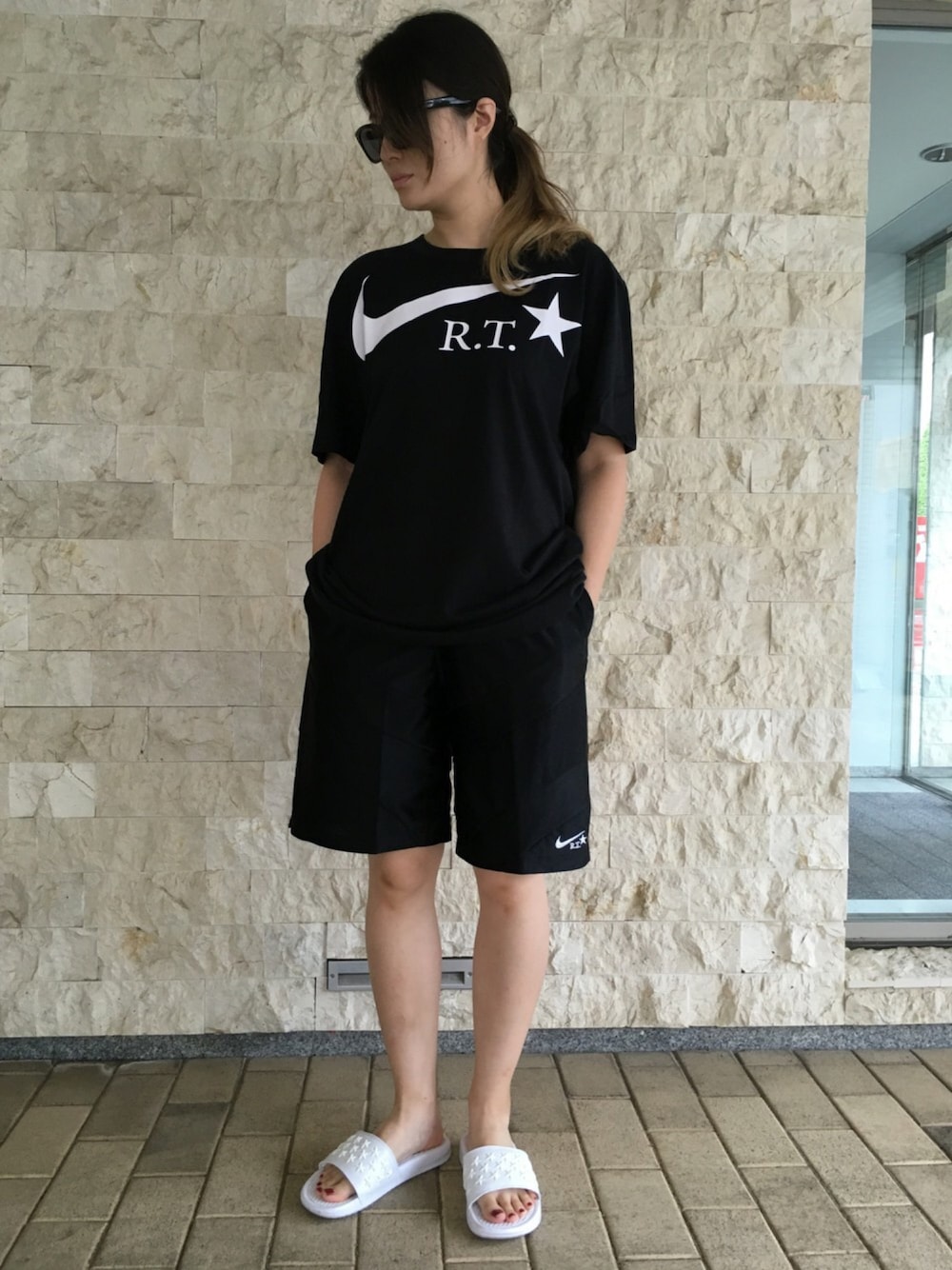 「RICCARDO TISCI、riccardo tisci × nike、UNUSED」｜「NIKEのアイテム（Tシャツ/カットソー、ブラック系）」を使った、Nさん（レディース・163cm）の夏コーディネートの1枚目の写真