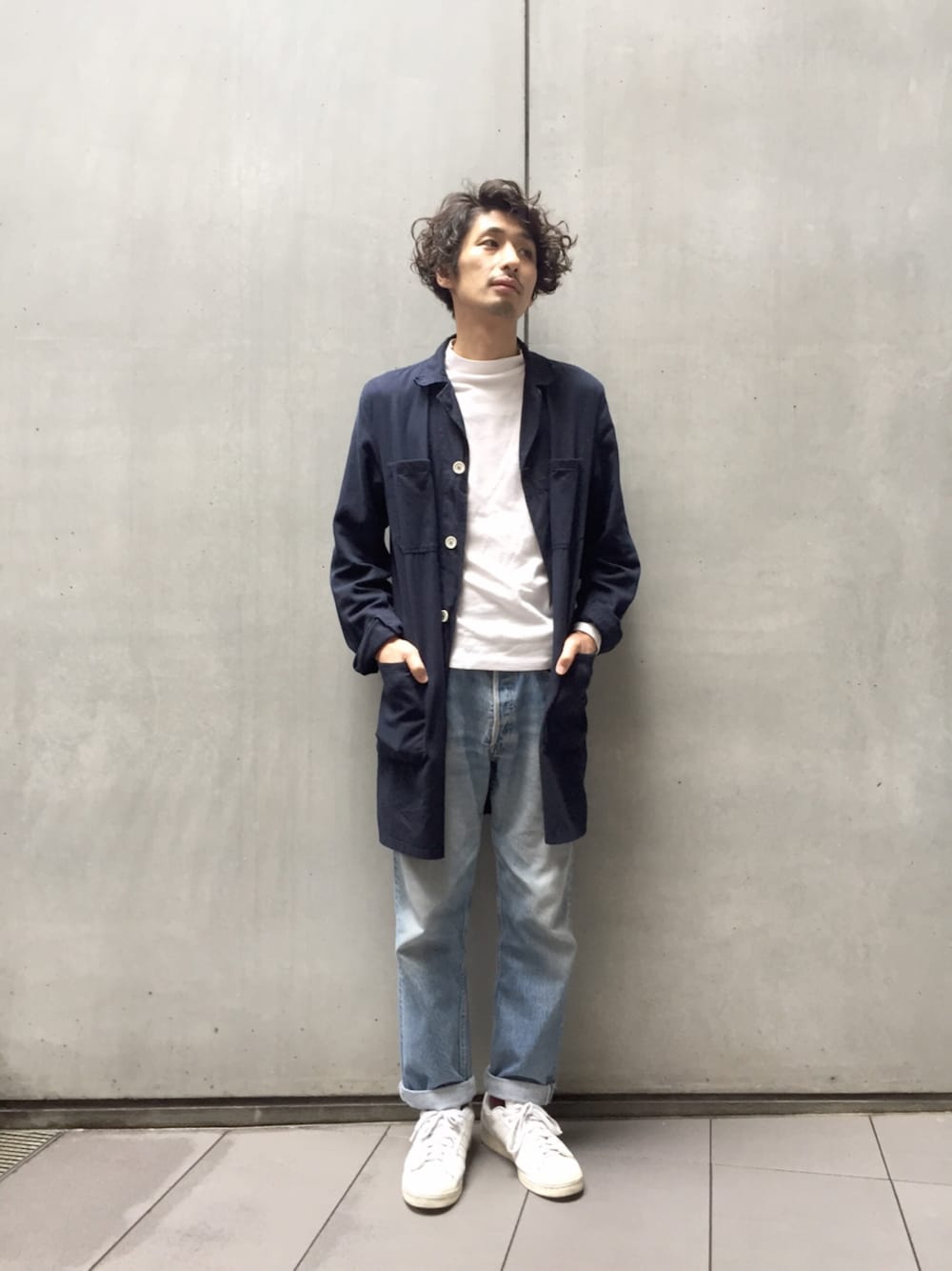 ホワイト系のTシャツ/カットソー、ブルー系のカバーオール、ブルー系のデニムパンツを着用したメンズの春コーディネートの1枚目の写真