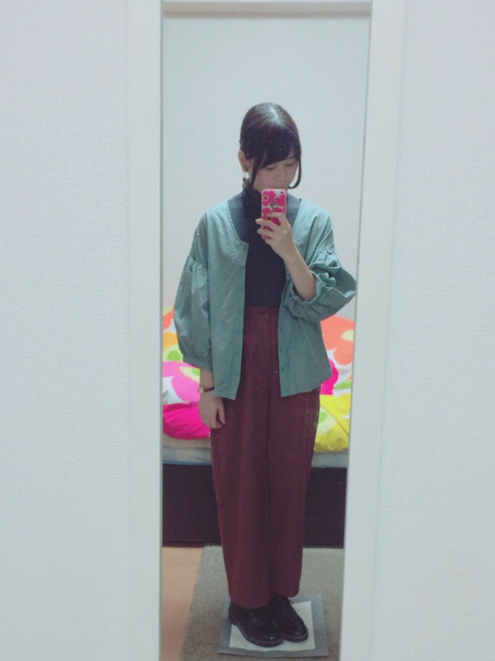 グレー系のシャツ/ブラウス、ブラウン系のその他パンツを着用したレディースの冬コーディネートの1枚目の写真