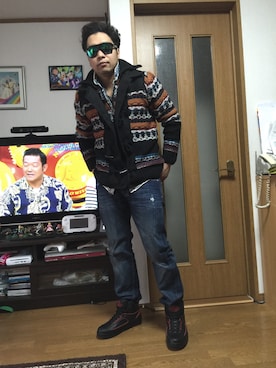 「Desigual（デシグアル）のアイテム（ニット/セーター）」を使った、Erickson Nicosさん（メンズ・175cm）の冬コーディネート