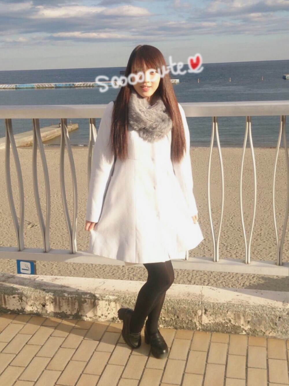 「清楚#寒色」｜「TITTY&CO.のアイテム（チェスターコート、ホワイト系）」を使った、FFさん（レディース・153cm）の冬コーディネートの1枚目の写真