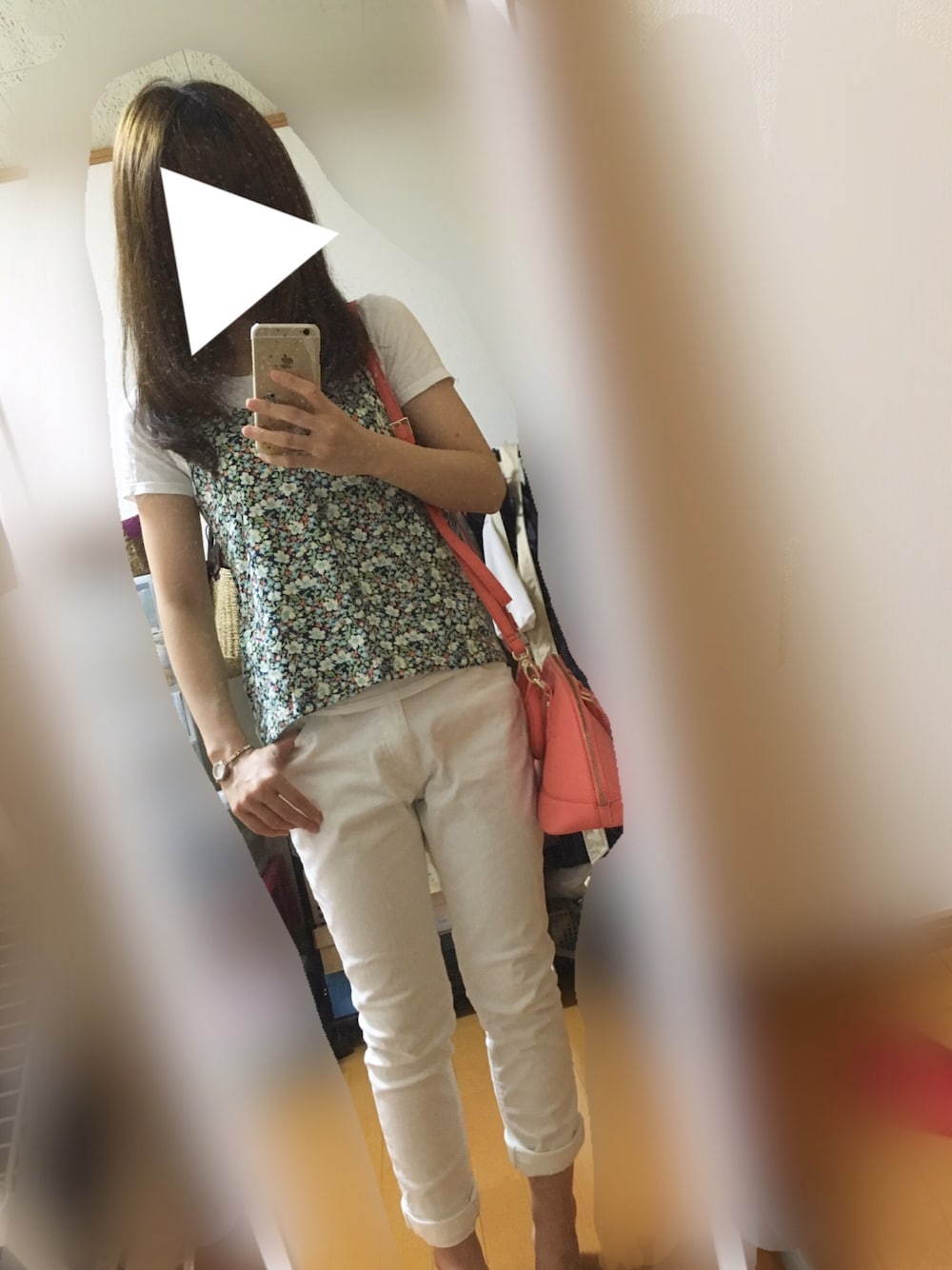 「カジュアルコーデ、休日スタイル、プチプラ、キャミ×Tシャツ、リバティ、花柄、ホワイトパンツ」｜「UNIQLOのアイテム（キャミソール、その他）」を使った、みちさん（レディース・152cm）の秋コーディネートの1枚目の写真