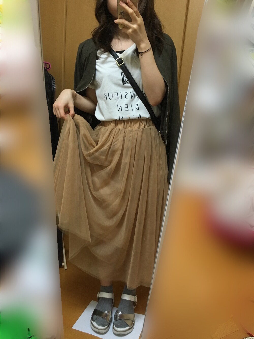 「ハイウエスト、チュールスカート、ロゴT、サンダルに靴下、メタリック、肩掛け、earth music&ecology、tutuanna、白Tシャツ」｜「earth music&ecologyのチュールミディスカート（スカート、ベージュ系）」を使った、みちさん（レディース・152cm）の秋コーディネートの1枚目の写真