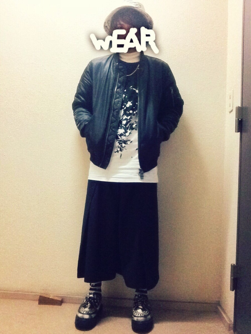 「ロング丈カットソー、ハカマパンツ、イージーパンツ、モノトーン、ワントーンコーデ、MA-1、Aライン」｜「monomaniaのアイテム（Tシャツ/カットソー、ホワイト系）」を使った、H.Sさん（メンズ・169cm）の春コーディネートの1枚目の写真
