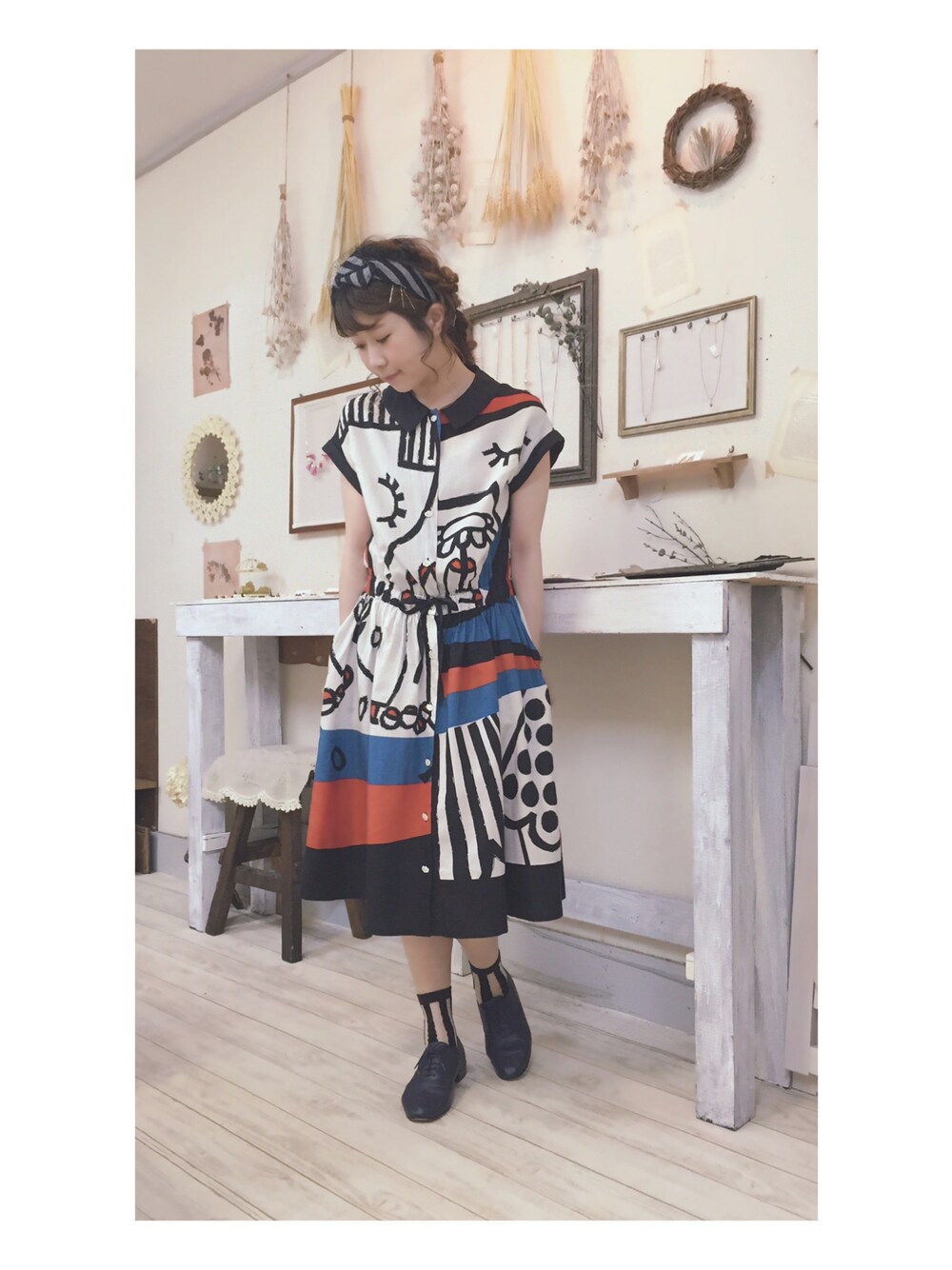 その他のワンピース、ホワイト系のバレエシューズ、ブラック系のヘアバンドを着用したレディースの春コーディネートの1枚目の写真