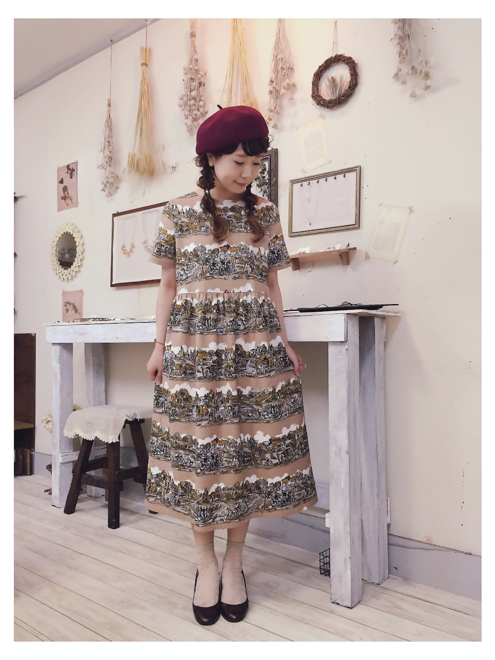 ピンク系のワンピース、ブラウン系のパンプス、レッド系のハンチング/ベレー帽を着用したレディースの夏コーディネートの1枚目の写真