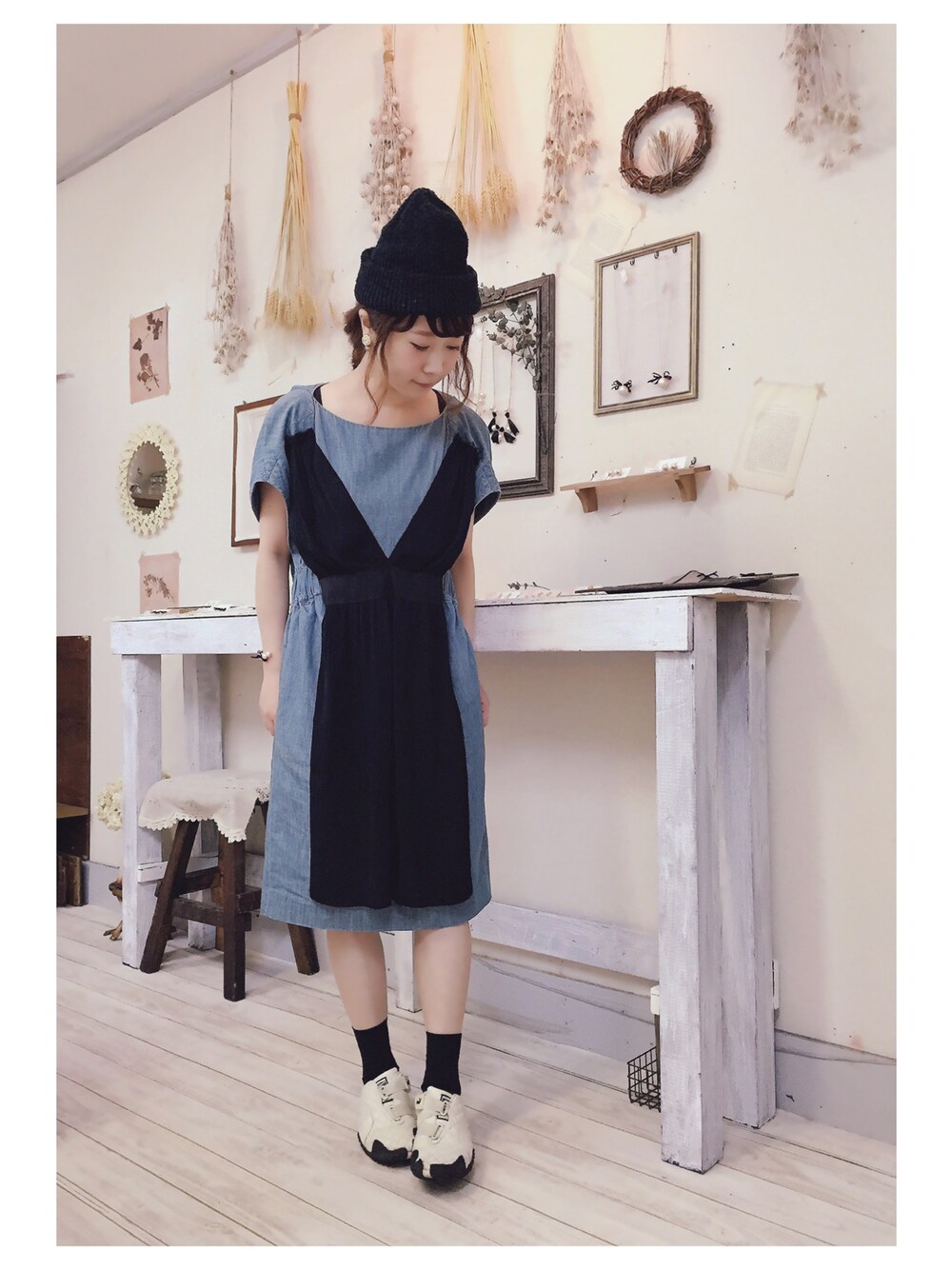 「ラフ、雨の日コーデ、カジュアル、デニム、スニーカー、ホワイトスニーカー、ハンドメイド」｜「minimaのドットチュール付きニット帽（ニットキャップ/ビーニー、ブラック系）」を使った、aiさん（レディース・156cm）の秋コーディネートの1枚目の写真