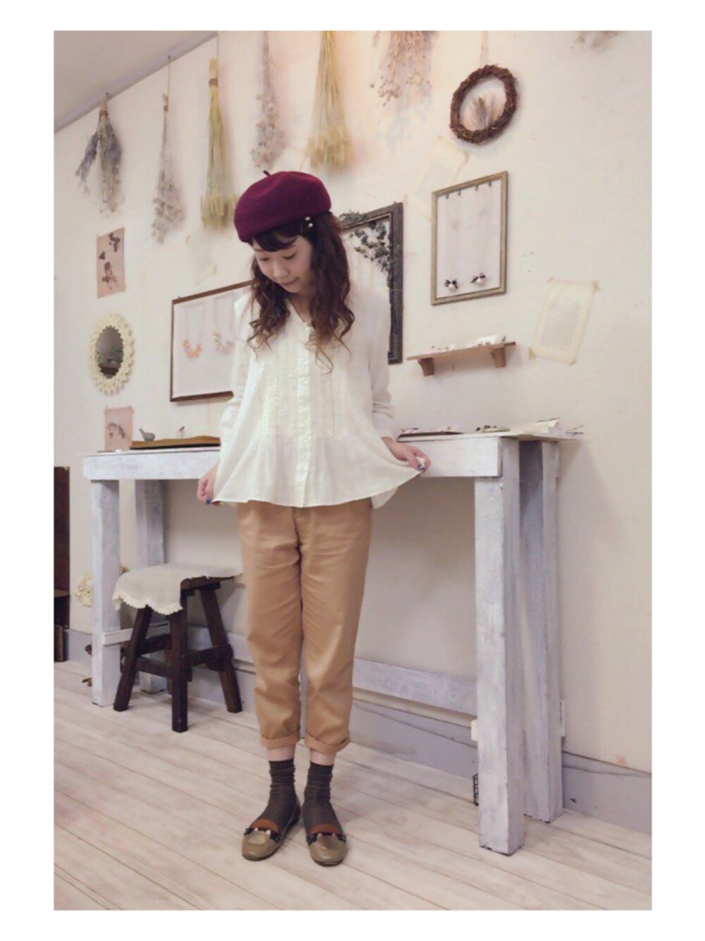 ベージュ系のシャツ/ブラウス、ベージュ系のその他パンツ、ブラウン系のパンプスを着用したレディースの秋コーディネートの1枚目の写真