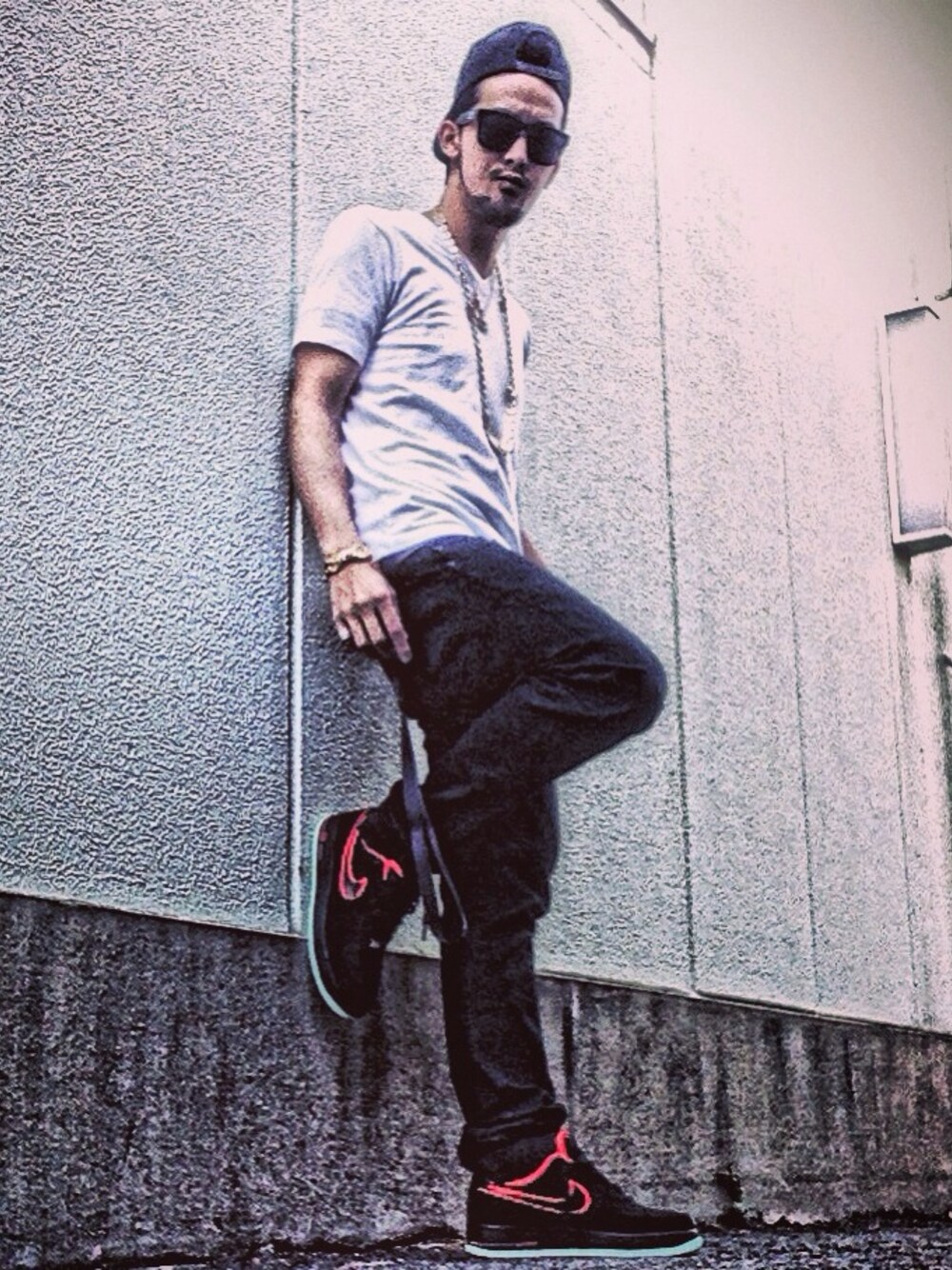 「NIKE、ユニクロ、snapback、白Tシャツ、無地T、スナップバックキャップ、UNIQLOコーデ、UNIQLO Tシャツ、airforce1」｜「NIKEのNIKE AIR FORCE1 YEEZY（スニーカー、ブラック系）」を使った、s_h_o_91さん（メンズ・180cm）の春コーディネートの1枚目の写真