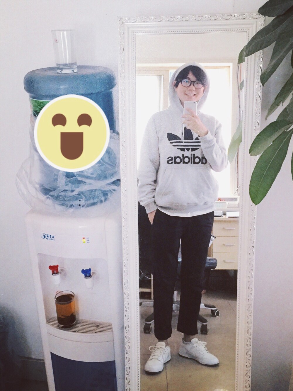 「adidas Originalsのアイテム（パーカー、シルバー系）」を使った、阿白さん（レディース・172cm）の秋コーディネートの1枚目の写真