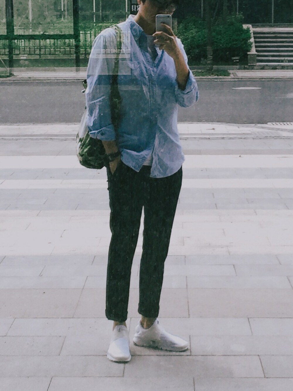 「UNIQLOのアイテム（シャツ/ブラウス、ブルー系）」を使った、阿白さん（レディース・172cm）の春コーディネートの1枚目の写真