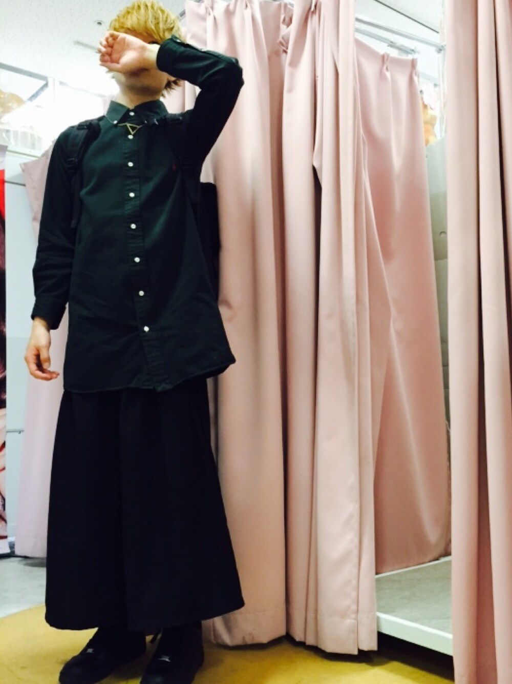 「オールブラック、モード、ワイドパンツ、ロングシャツ、金髪、黒スニーカー、黒、バックパック、スニーカー、秋服」｜「RALPH LAURENのアイテム（シャツ/ブラウス、ブラック系）」を使った、RYTさん（メンズ・172cm）の春コーディネートの1枚目の写真