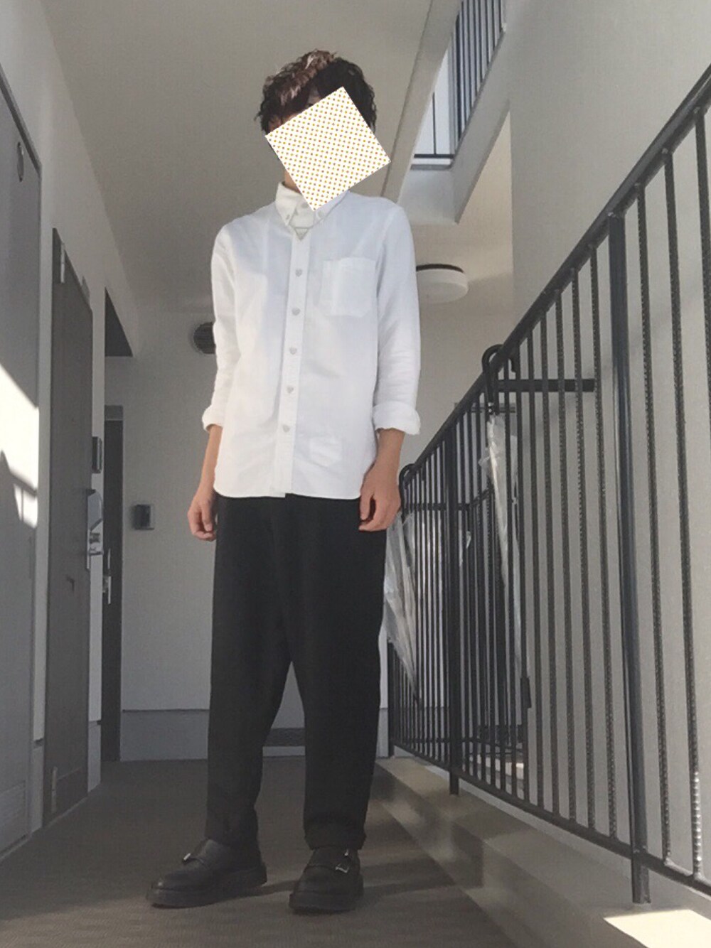 「モノトーン、シンプル、モード、テーパードパンツ、秋服、シャツスタイル、革靴、ワイドパンツ、シンプルコーデ、コムデギャルソン」｜「KIDS LOVE GAITEの【KIDS LOVE GAITE】ダブルモンク（ドレスシューズ、ブラック系）」を使った、RYTさん（メンズ・172cm）の秋コーディネートの1枚目の写真