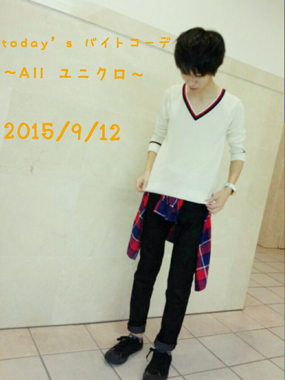 ホワイト系のニット/セーターを着用したメンズの秋コーディネートの1枚目の写真