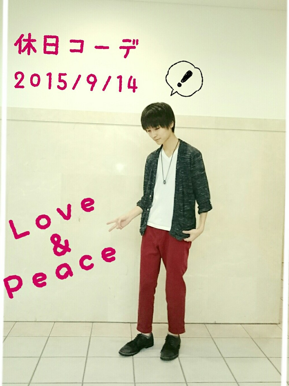 ホワイト系のTシャツ/カットソー、レッド系のパンツ、ブラック系のトップスを着用したメンズの秋コーディネートの1枚目の写真