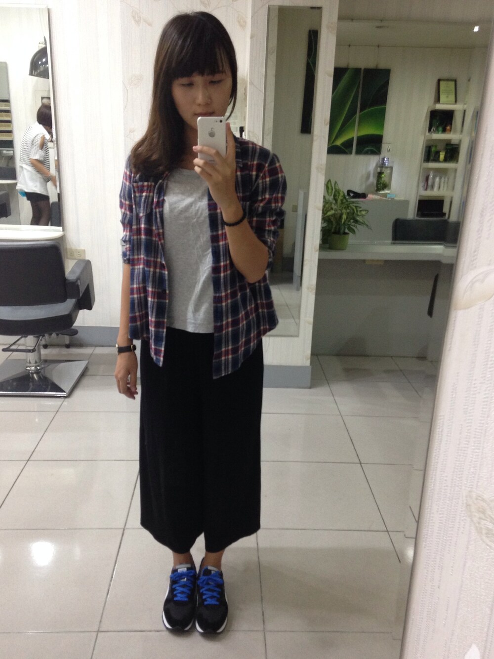 「rainy、gray、HOME、cozy、hair、pants」｜「LBTのアイテム（Tシャツ/カットソー、グレー系）」を使った、hoyiさん（レディース・166cm）の夏コーディネートの1枚目の写真