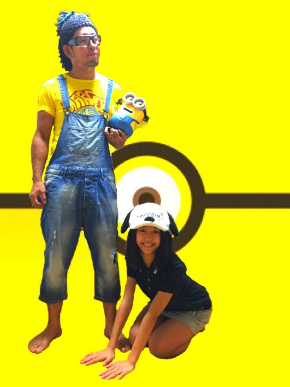 イエロー系のTシャツ/カットソー、ブルー系のサロペット/オーバーオール、ブラック系のニットキャップ/ビーニーを着用したメンズの夏コーディネートの1枚目の写真
