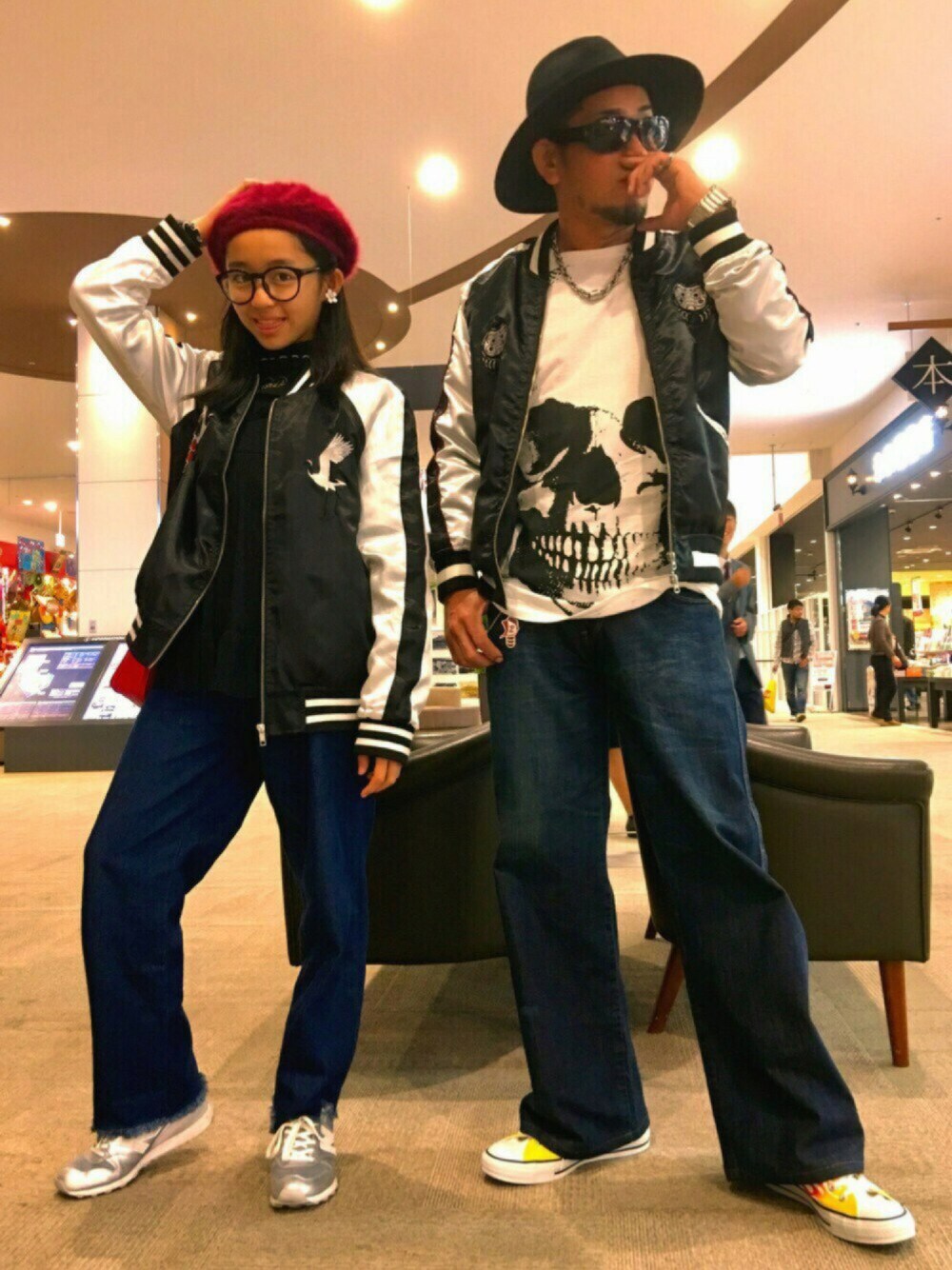 ブルー系のデニムパンツ、その他のスニーカー、ホワイト系のTシャツ/カットソーを着用したメンズの秋コーディネートの1枚目の写真