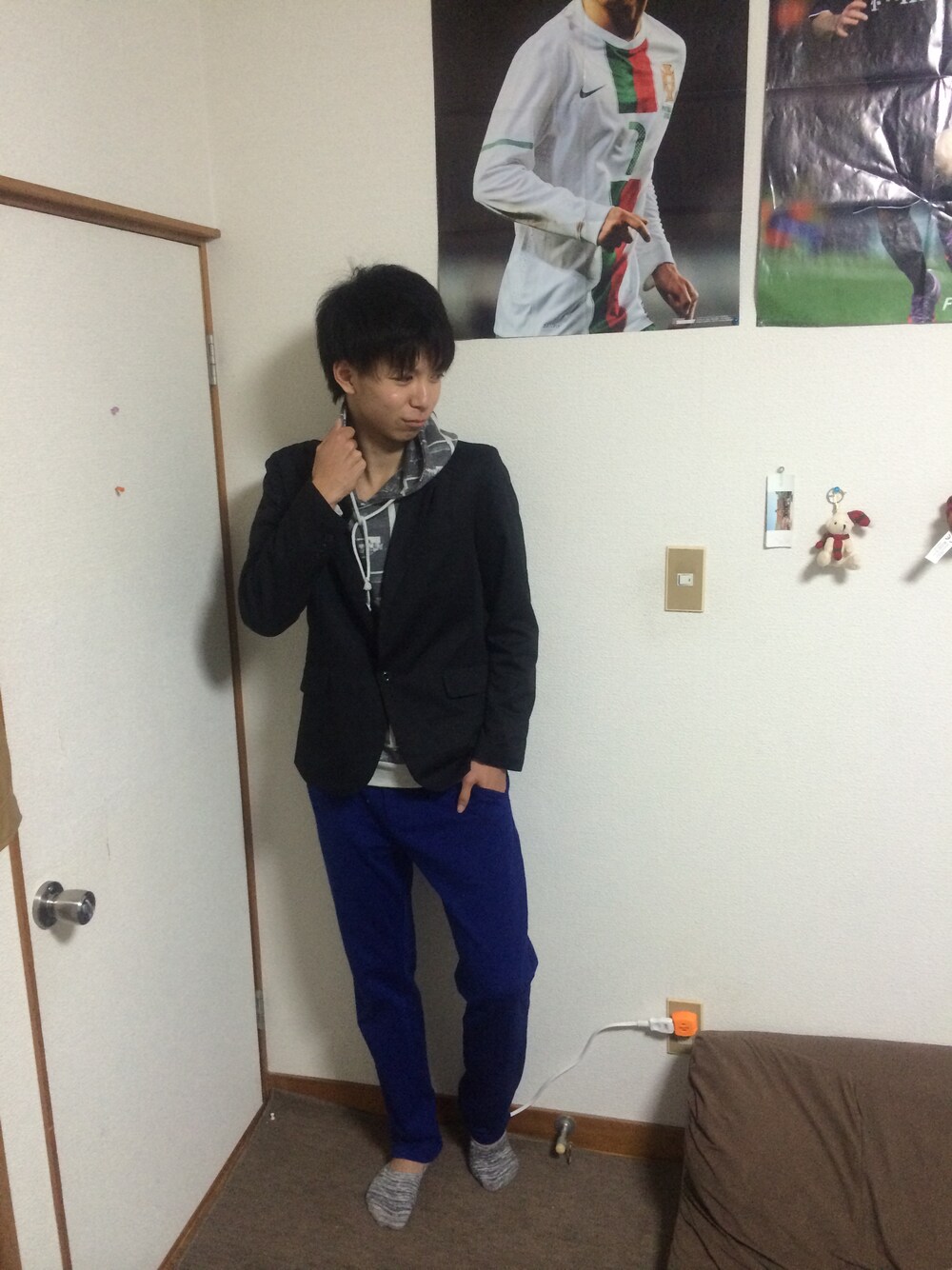 ブラック系のテーラードジャケットを着用したメンズの春コーディネートの1枚目の写真