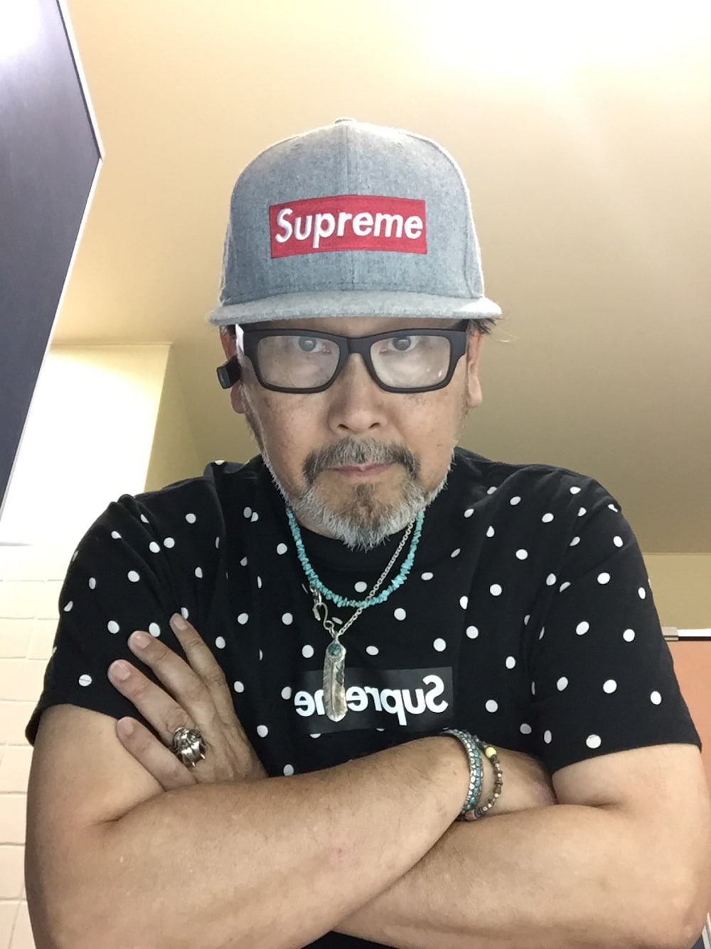 Supreme のキャップ（グレー系）を使った人気ファッション