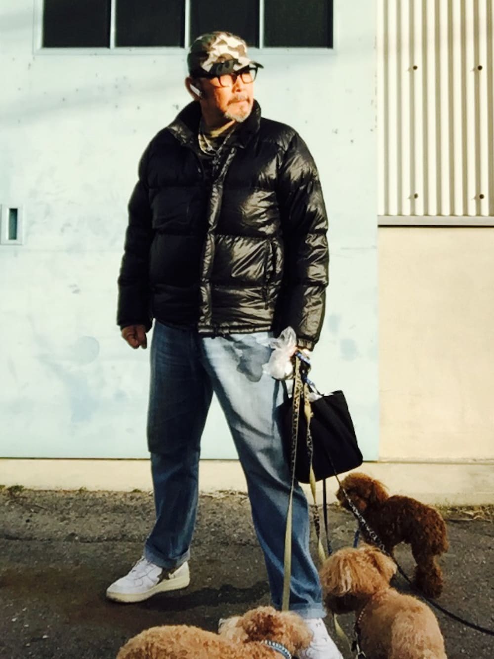 ブラック系のダウンジャケット/コート、ホワイト系のスニーカー、ブラック系のダウンジャケット/コートを着用したメンズの冬コーディネートの1枚目の写真