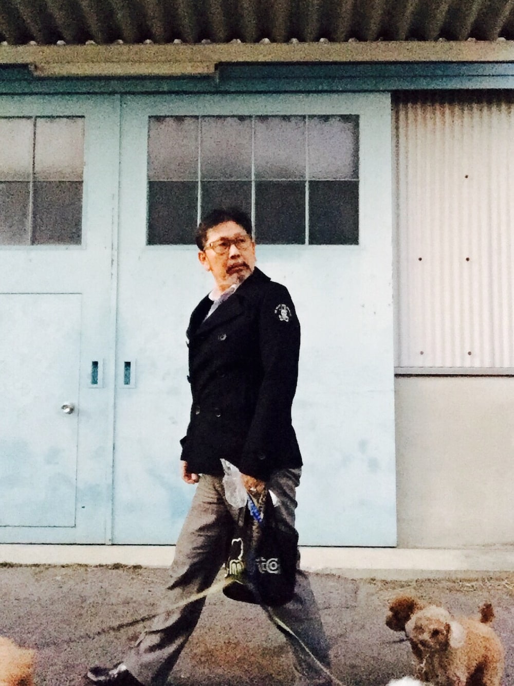 ブラック系のピーコート、ブラック系のシューズ、その他のトップスを着用したメンズの冬コーディネートの1枚目の写真